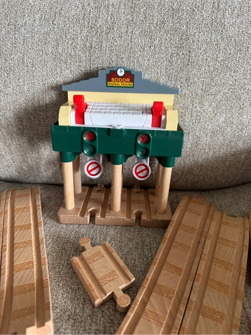 SODO Wooden Train Signal Station & Natural Track Set - Green/Yellow